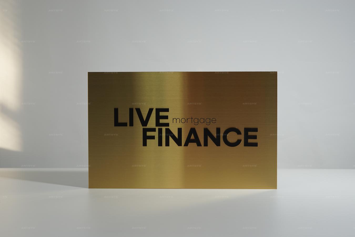 아트시스의 금속 재질의 골드 색상 사인보드 - LIVE mortgage FINANCE